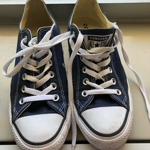 navy blue low top converse